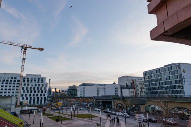 Berlin, Almanya - 15 Aralık 2019: Günbatımında günbatımında yükselen demiryolu ile modern ve eski binaları gösteren şehir manzarası