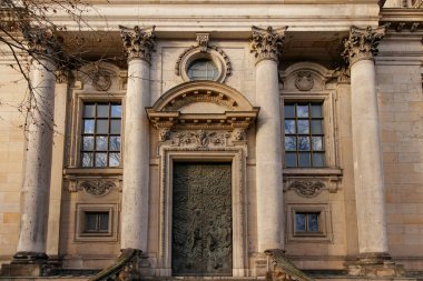 Berlin, Almanya - 15 Aralık 2019: Katedral etkileyici bronz kapı ve yüksek sütunlar ihtişam ve tarihin kalbinde bir anlam yaratıyor