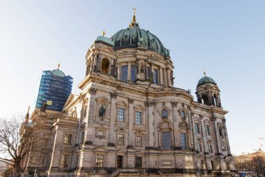 Berlin, Almanya - 15 Aralık 2019: Katedral güzel kubbesini ve mimarisini Aralık ayında gösteriyor