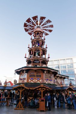 Berlin, Almanya - 15 Aralık 2019: Geleneksel Alman noel pazarında şarap içen turistler