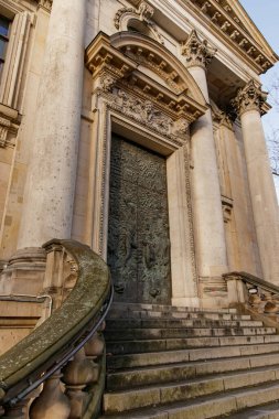 Berlin, Almanya - 15 Aralık 2019 Katedral 'in şaşaalı girişi büyük bir merdiven ve karmaşık bir şekilde tasarlanmış bronz kapılar, şenlikli noel sezonu boyunca