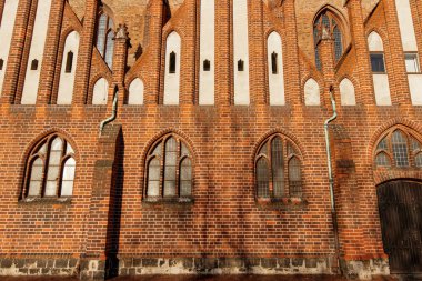 Berlin, Almanya - 15 Aralık 2019: Eski bir kilisenin kırmızı tuğla cephesini aydınlatan güneş ışığı Aziz Mary Kilisesi 'nin bayram sezonunda