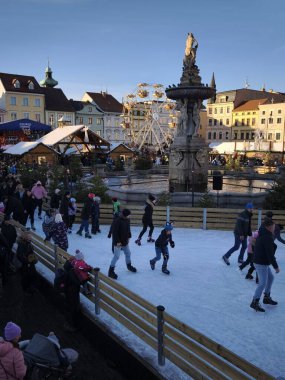 Ceske bürosu, Çek Cumhuriyeti - 21 Aralık 2024: Turistler ve yerel halk, Premysl otakar ii Meydanı, Güney Bohem Bölgesi 'ndeki Noel pazarında buz pateni yapıyorlar