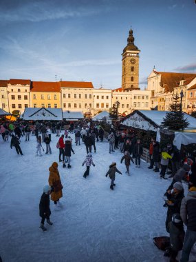 Ceske bürosu, Çek Cumhuriyeti - 21 Aralık 2024: Buz pateni ve Czech Cumhuriyeti 'nin ana meydanında Noel pazarının keyfini süren turistler ve yerel halk