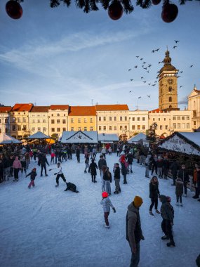 Ceske budejovice, Çek Cumhuriyeti - 21 Aralık 2024: İnsanlar Czechia 'daki Premysl otakar ii meydanında buz pateni yapıyorlar