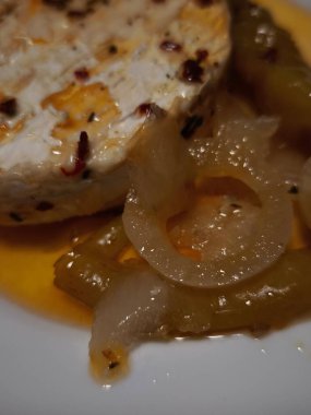 Soğan ve biberle geliştirilmiş Çek peyniri turşusuyla enfes bir mutfak deneyimi yaşayın.