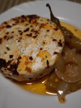 Çek salamura peyniri soğan ve biberle servis edilir, Prag 'da bir aşçılık lezzeti, czechia