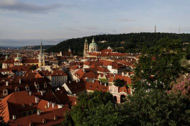 Prag, Çek Cumhuriyeti - 23 Haziran 2023: Prag kalesi manzaralı kırmızı çatılar ve Aziz Nicholas kilisesi. Yüksek kalite fotoğraf