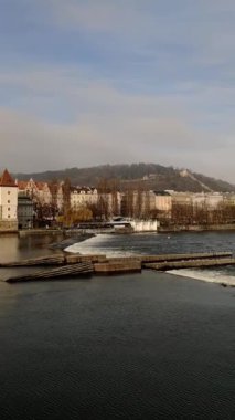 Prag, Çek Cumhuriyeti - 16 Şubat 2023: Köprüleri ve binaları gösteren Vltava Nehri manzarası