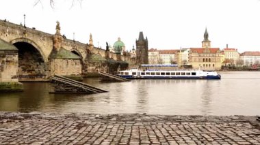Prag, Çek Cumhuriyeti - 16 Şubat 2023: Charles Köprüsü 'nün altına yanaşan turizm teknesi