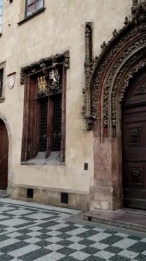 Prag, Çek Cumhuriyeti - 16 Mart 2023: Eski şehir meydanı ve astronomik saati keşfetmek
