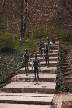 Prag, Çek Cumhuriyeti - 27 Mart 2023: Petrin Tepesi Parkı, Prag ve Çek Cumhuriyeti 'nde beton merdivenlerden yükselen bronz heykeller, komünizm kurbanlarının anısına dikildi