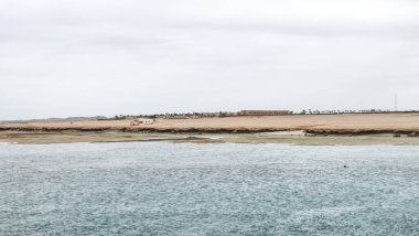 Kızıldeniz kıyısındaki Marsa alam tatil köyü Mısır 'daki çöl manzarasından doğmaktadır.