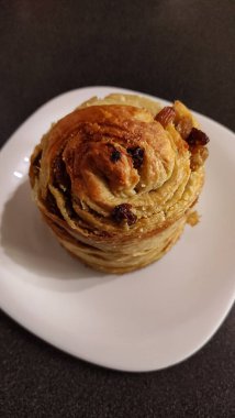 Kuru üzümlü lezzetli taze paskalya ekmeği. Paskalya bayramlarını kutlamak için mükemmel.