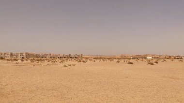 Bitmemiş ve terk edilmiş binalar doğanın gücünü gösteren Marsa Alam, Mısır çöllerinde çürüyor.