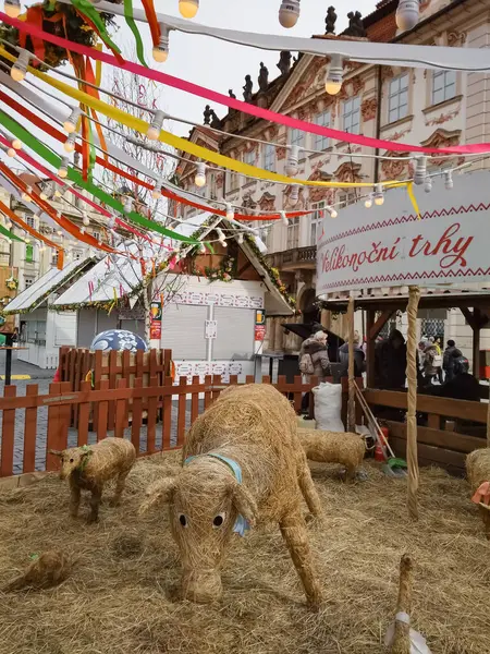 Prag, Çek Cumhuriyeti - 22 Mart 2018: Paskalya pazarını süsleyen saman hayvan süslemeleri, eski kasaba meydanında asılı renkli kurdeleler ve ışıklar, bayram ruhunu çağrıştırıyor