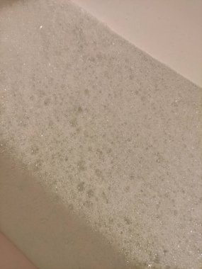 Şatafatlı beyaz köpük yumuşak bir şekilde kıvrılıyor, duygusal atmosferli romantik banyo anı vaat ediyor. Sevgililer günü spa fotokopi salonu.