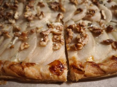 Bir armut ve cevizli turtanın ağzını sulandırmak, yumuşak kabuğunu ve zengin malzemelerini sergilemek, tatlı severler ve yemek düşkünleri için mükemmel sevgililer günü için kolay bir akşam yemeği.