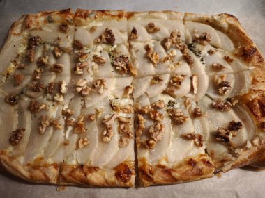 Üzeri mavi peynirle kaplı lezzetli armut ve cevizli tart, içinde altın bir kabuk var. Gurme yemek ya da tatlı için mükemmel. Sevgililer Günü için kolay bir yemek.