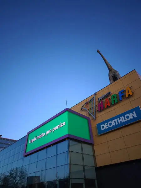 Prag, Çek Cumhuriyeti - 9 Ocak 2025: Düşük açı pencereli Galerie Harfa alışveriş merkezinin çatı katı dinozor silueti Premium OOH 3D reklam panosu