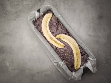 Lezzetli ev yapımı yaban mersinli ekmek hamuru dilimlenmiş muzlu ekmek tavada pişirme, fırına hazır anneler günü için sevgililer günü fotokopi alanı