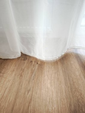 Güneş ışığı bembeyaz bir perdeden süzülüyor, sıcak, ahşap bir zemini nazikçe otlatıyor ve Prag 'daki bir dairede ısıtıyor, sakin ve davetkar bir atmosfer kopyası uzayı yaratıyor.