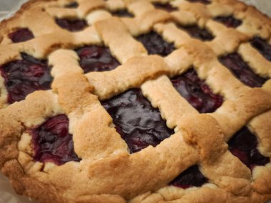 Kafes kabuğuyla taze pişmiş vişneli turta Prag 'da Sevgililer Günü kahvaltısı için mükemmel.