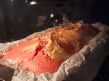 Fırında nefis pembe ve sarı mermer bir pasta pişirmek, romantik bir sevgililer günü kahvaltısı için mükemmel bir ziyafet hazırlamak.