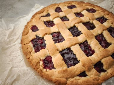 Parşömen kağıdında dinlenen taze vişneli turta, Sevgililer Günü kahvaltısı için mükemmel.