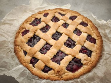 Ev yapımı vişneli turta, parşömen üzerinde soğutma, altın kahverengi kabuk ve Prag 'da cezbedici tatlı aşıklar