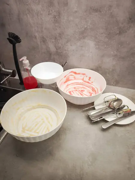 Dağınık mutfak tezgahı sevgililer günü kahvaltısını ortaya çıkarıyor, kullanılmış tabaklar, çatal bıçaklar ve pişirme malzemeleri sergiliyor.