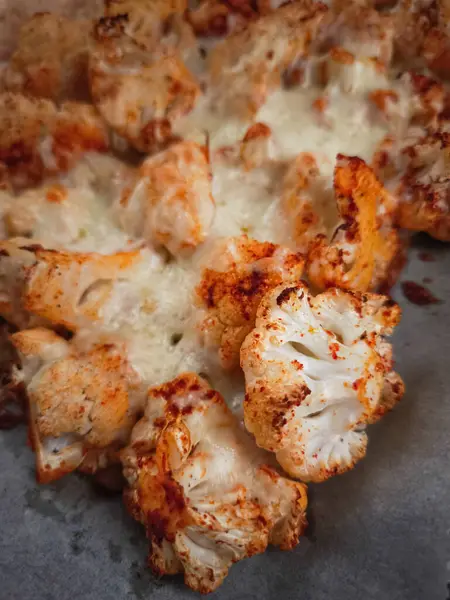 Kızarmış karnabahar çiçekleri baharatlı ve eritilmiş peynirli, Prag, Czechia 'da bir sevgililer günü yemeği için hazırlandı.