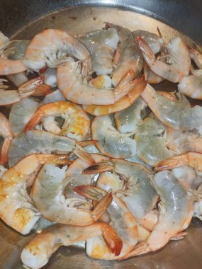 Taze karidesler bir tavada pişiyor ve İtalya 'nın bibibione bölgesinin yaz ayındaki mutfak sahnesine bir göz atıyorlar.