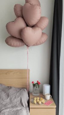 Kalp şeklinde moka mus, gül rengi balonlar, kahve, kruvasan ve sevgililer günü sürprizi, mükemmel bir doğum günü kahvaltısı. Yüksek kalite 4k görüntü