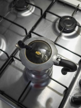 Moka demliği paslanmaz çelik gaz ocağında taze kahve demliyor, İtalya 'nın aosta, İtalya' da yapılan basit kahve yapma geleneğini ve sadeliğini gözler önüne seriyor.