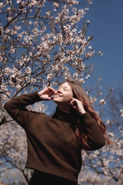 Bahar zamanı, Prag, Petrin bahçelerinde Badem Ağacı çiçeklerine dokunan bir genç.