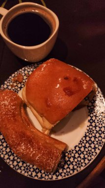 Hırvatistan 'da rahatlatıcı bir yaz tatili sırasında yerel hamur işleriyle ve bir fincan kahveyle şımarmak.