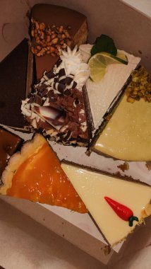 Prag 'daki bir pastanede çeşitli aromalar ve malzemeler sergilenen çeşitli pasta dilimleri.