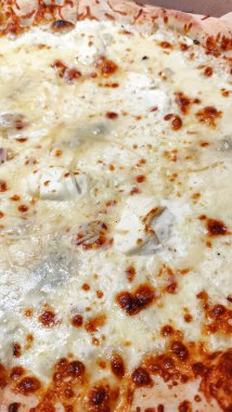 Lezzetli quattro formaggi pizza pişirme ve karton bir kutuda erime, Prag 'da fırından yeni çıktı.