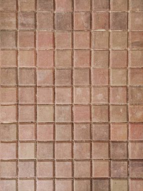 Prag 'da, Czech cumhuriyetinde, karmaşık geometrik tasarımlar ve dokular gösteren kırmızı kaldırım taşları düzenli bir şablon oluşturuyor.