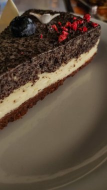 Taze yaban mersini, ahududu ve strabske pleso ve Slovakya 'da kremalı beyaz çikolata tabakasıyla süslenmiş nefis bir haşhaşlı keke doydum.