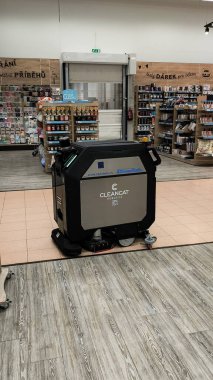 Prag, Çek Cumhuriyeti - 26 Mart 2025: Prag süpermarketinde çalışan otonom zemin temizleme robotu, ileri teknoloji ve perakende hijyen alanında yenilik sergiliyor