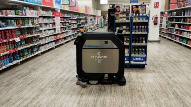 Prag, Çek Cumhuriyeti - 26 Mart 2025: Otonom temizlik robotu Prag, Czechia 'da bir süpermarket koridorunda çalışarak hijyen ve verimliliği güvence altına alıyor