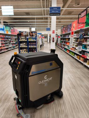 Prag, Çek Cumhuriyeti - 26 Mart 2025: Yer temizleme robotu otomatik olarak bir süpermarkette yerleri yıkıyor, Prag, Czechia 'da hijyen ve verimlilik sağlıyor