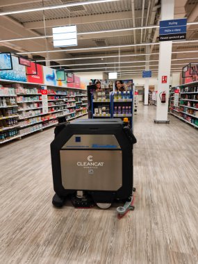Prag, Çek Cumhuriyeti - 26 Mart 2025: Özerk zemin temizleme robotu Prag, Czechia 'da bir süpermarket koridorunda çalışarak hijyen ve verimliliği güvence altına alıyor