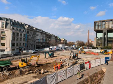 Prag, Çek Cumhuriyeti - 25 Mart 2025: İnşaat işçileri kazıcıları güneş, komatsu ve diğer makineleri prag, czechia 'daki Wenceslas meydanını özenle yeniden şekillendiriyor