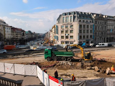 Prag, Çek Cumhuriyeti - 25 Mart 2025: Wenceslas Meydanı, Prag, Czech Cumhuriyeti 'nde inşaat çalışmaları yapılıyor.