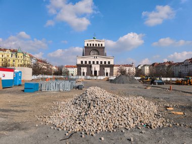 Prag, Çek Cumhuriyeti - 25 Mart 2025: Jiriho z podebrad meydanı boyunca inşaat malzemeleri ve inşaat. Yenileme sırasında arka planda efendimizin en kutsal kalbinin kilisesi var.