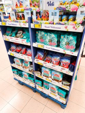Prag, Çek Cumhuriyeti - 26 Mart 2025: Prag 'daki bir süpermarkette raflarda sergilenen renkli Paskalya çikolatası Mila ve şeker bayram kutlaması için hazır