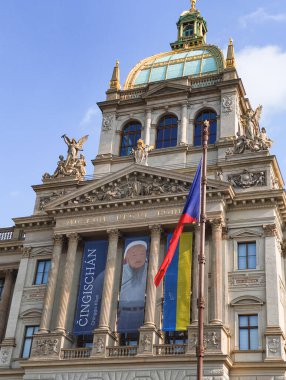 Prag, Çek Cumhuriyeti - 25 Mart 2025: Çek ve Ukrayna bayrakları Prag, Czechia 'da Ulusal Müze önünde Cengiz Han sergisi için pankartlarla sallanıyor
